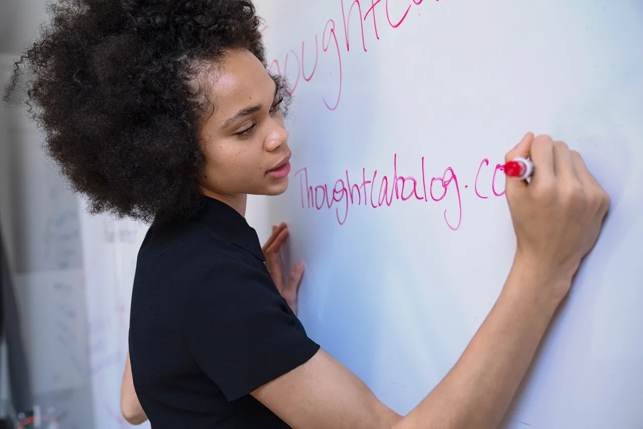 woman, writing, marker, whiteboard, brainstorm, planning, strategy, blue writing, blue plan, blue planning, whiteboard, whiteboard, whiteboard, whiteboard, whiteboard, brainstorm, brainstorm